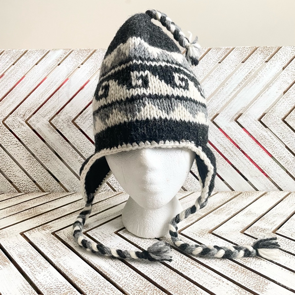 NWOT 100% Wool Knit Sherpa Hat Gray Black Fleece Lined Ear Flaps Tassel Nepal
